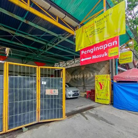 Yellow Sapphire RedPartner near Mayjend Sungkono Hotell Surabaya Eksteriør bilde