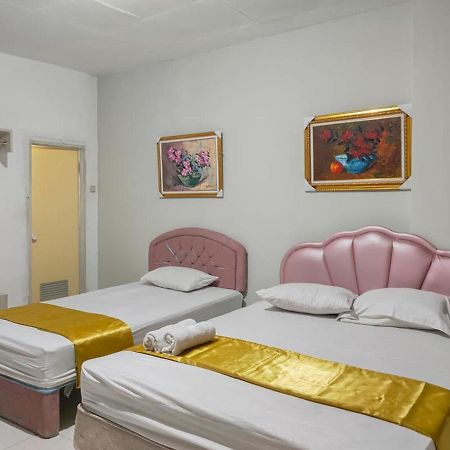 Yellow Sapphire RedPartner near Mayjend Sungkono Hotell Surabaya Eksteriør bilde