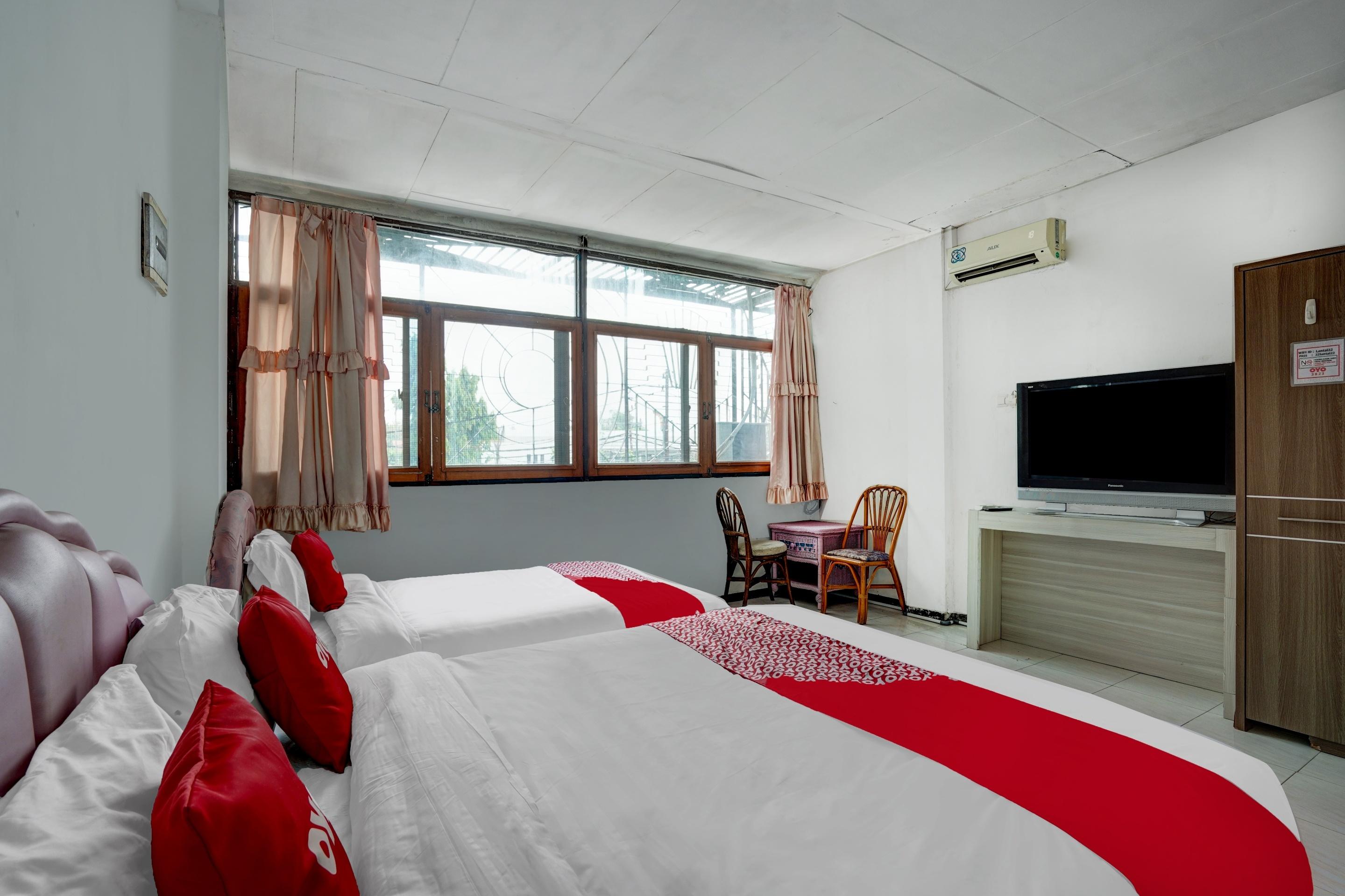 Yellow Sapphire RedPartner near Mayjend Sungkono Hotell Surabaya Eksteriør bilde