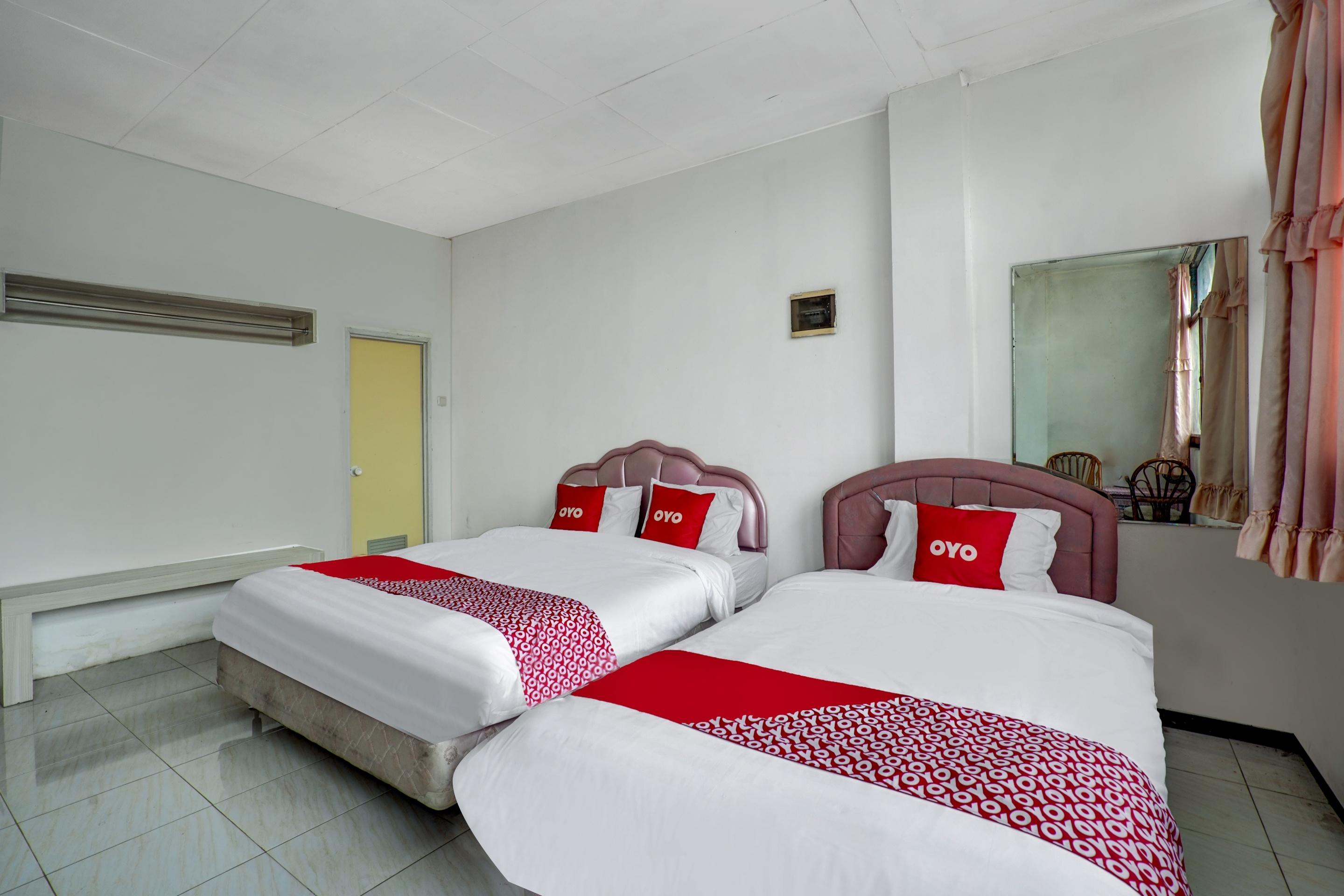 Yellow Sapphire RedPartner near Mayjend Sungkono Hotell Surabaya Eksteriør bilde