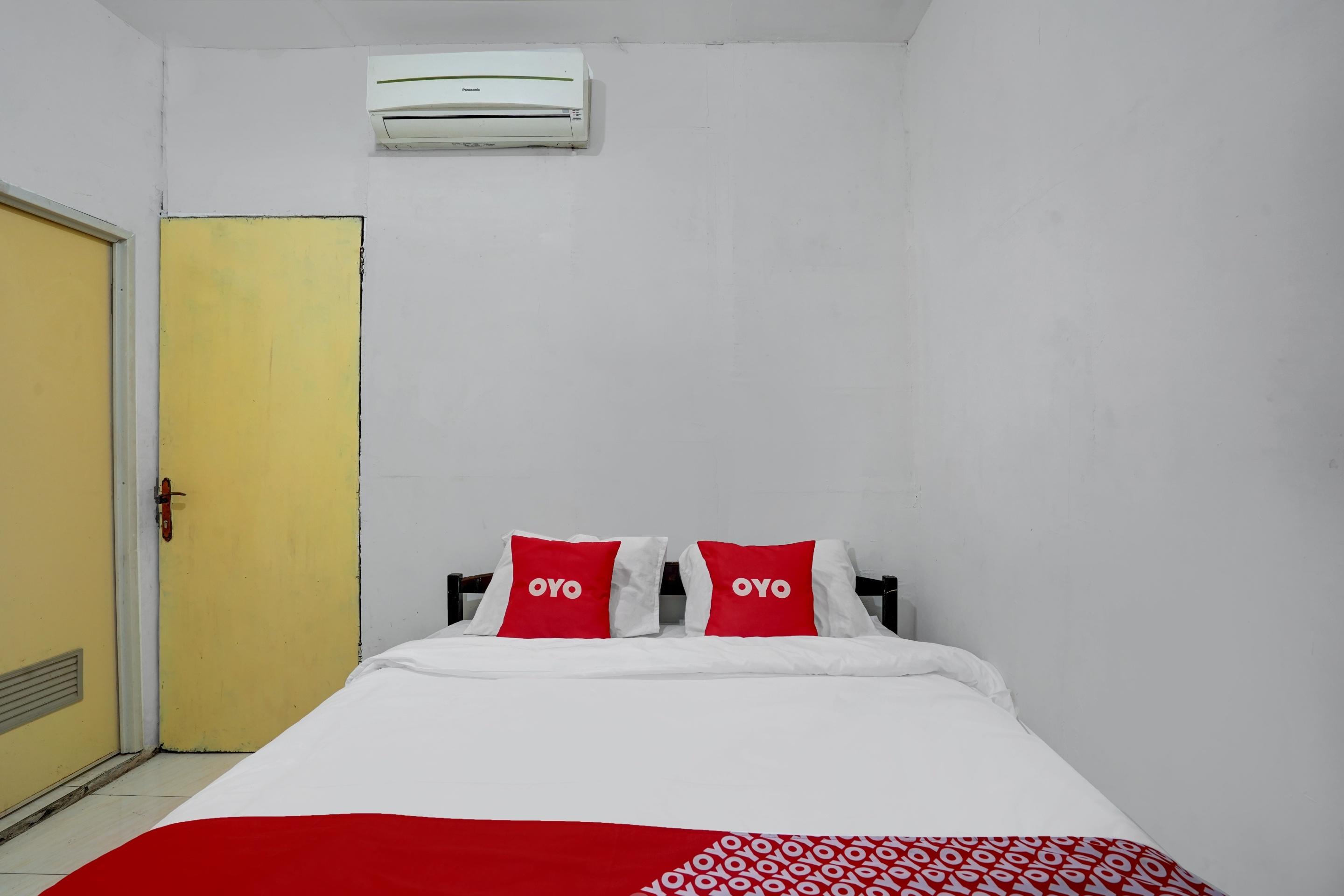 Yellow Sapphire RedPartner near Mayjend Sungkono Hotell Surabaya Eksteriør bilde