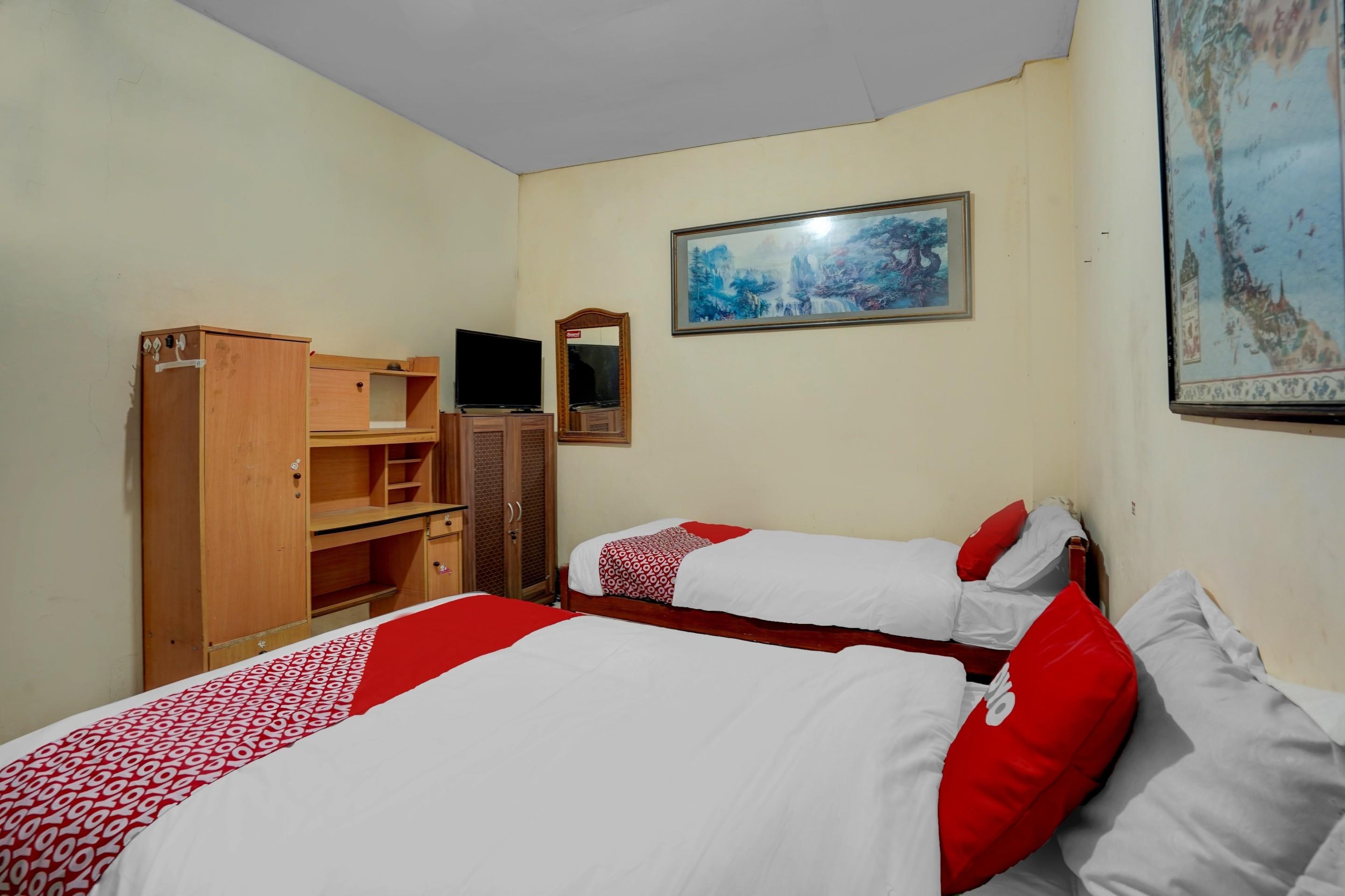 Yellow Sapphire RedPartner near Mayjend Sungkono Hotell Surabaya Eksteriør bilde