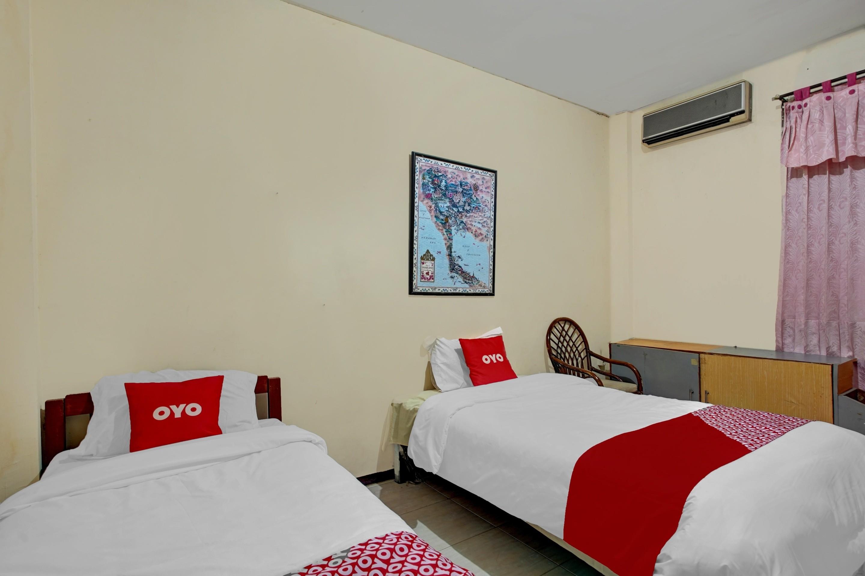 Yellow Sapphire RedPartner near Mayjend Sungkono Hotell Surabaya Eksteriør bilde