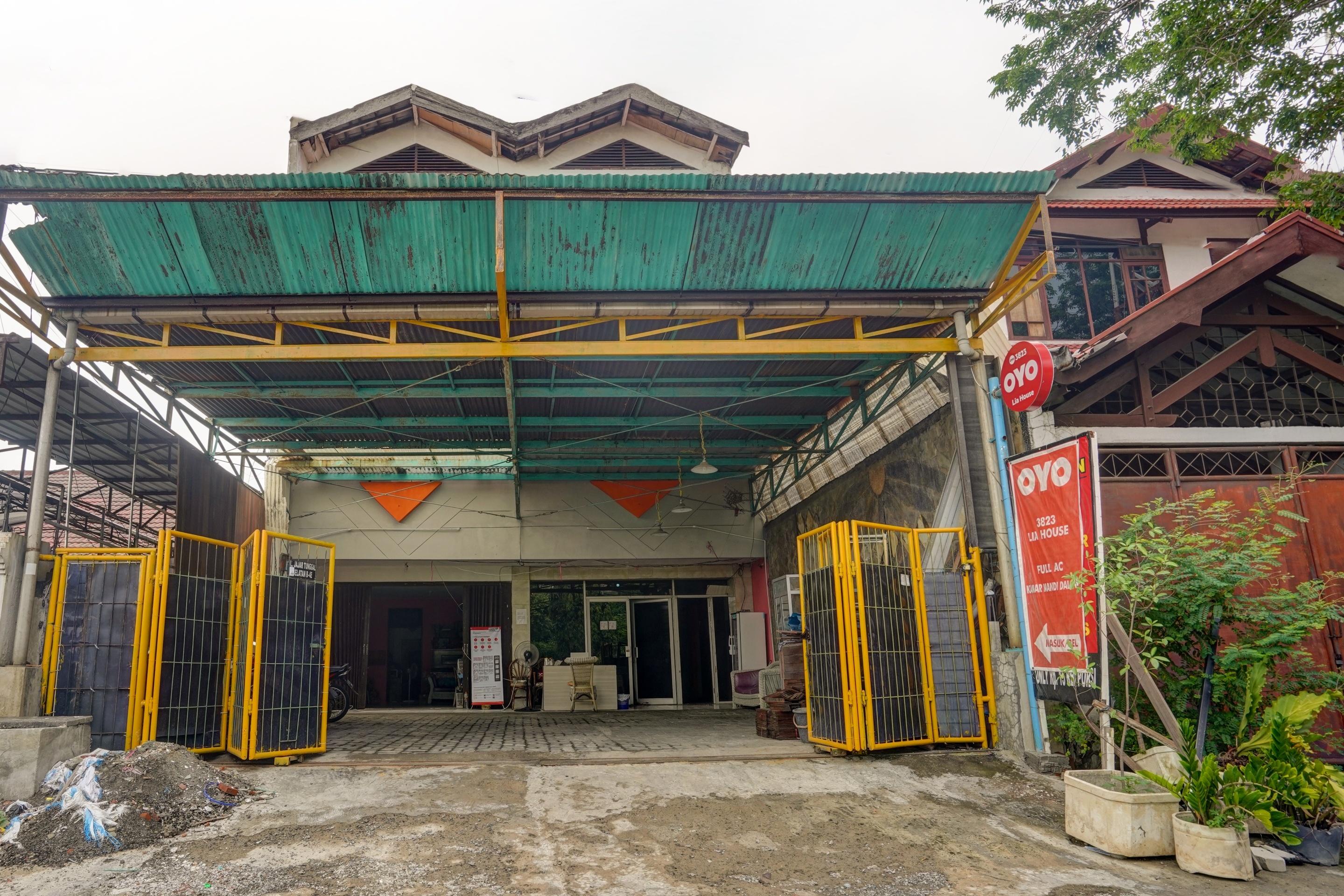 Yellow Sapphire RedPartner near Mayjend Sungkono Hotell Surabaya Eksteriør bilde