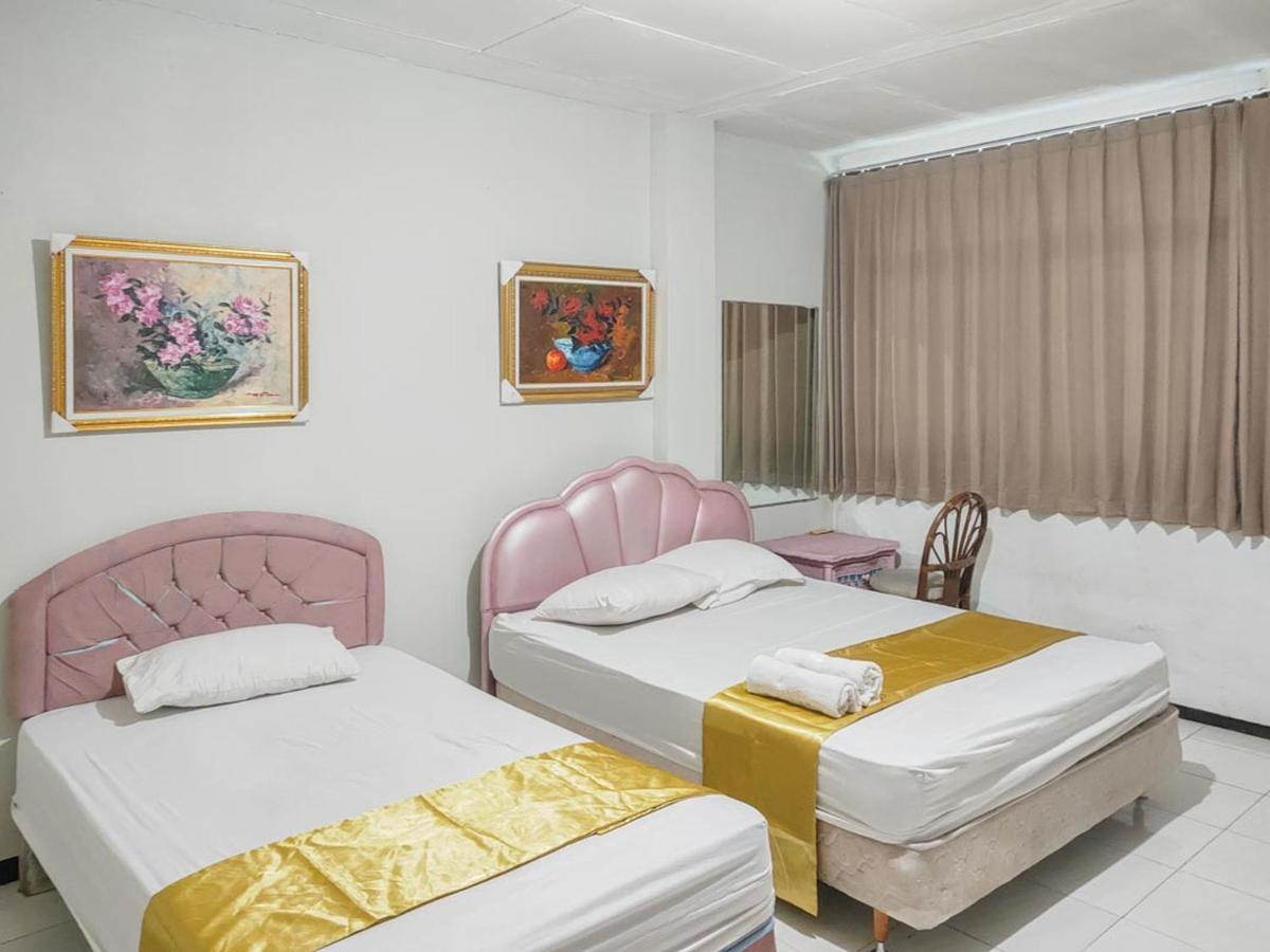 Yellow Sapphire RedPartner near Mayjend Sungkono Hotell Surabaya Eksteriør bilde