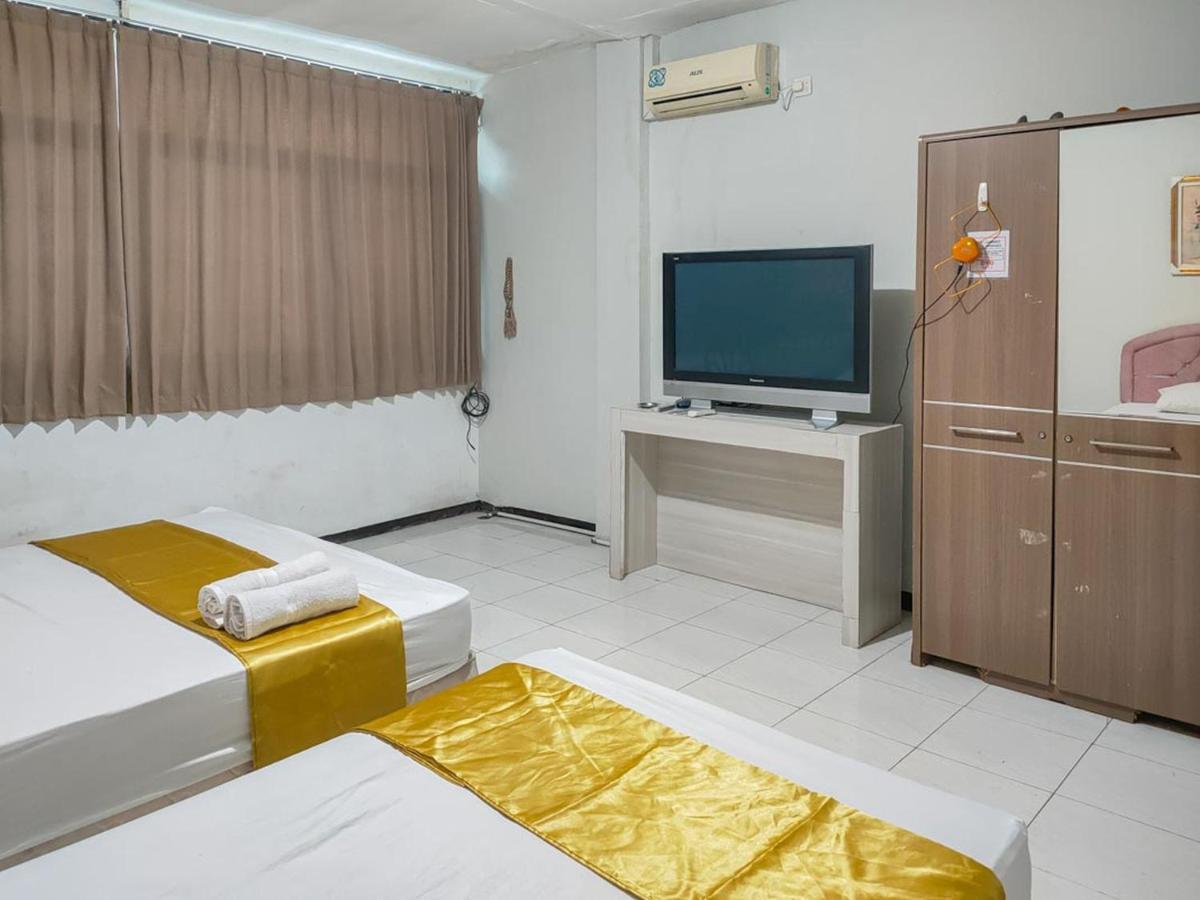 Yellow Sapphire RedPartner near Mayjend Sungkono Hotell Surabaya Eksteriør bilde