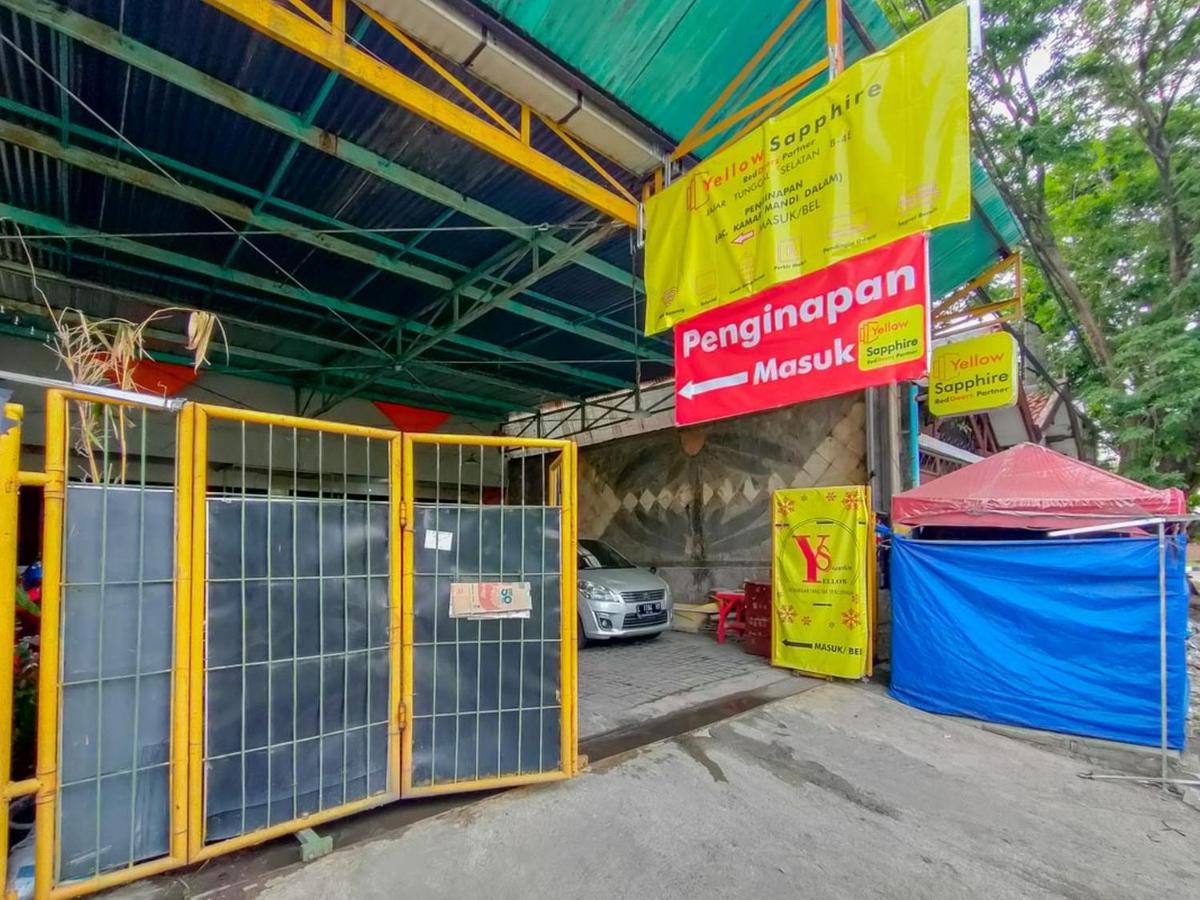 Yellow Sapphire RedPartner near Mayjend Sungkono Hotell Surabaya Eksteriør bilde